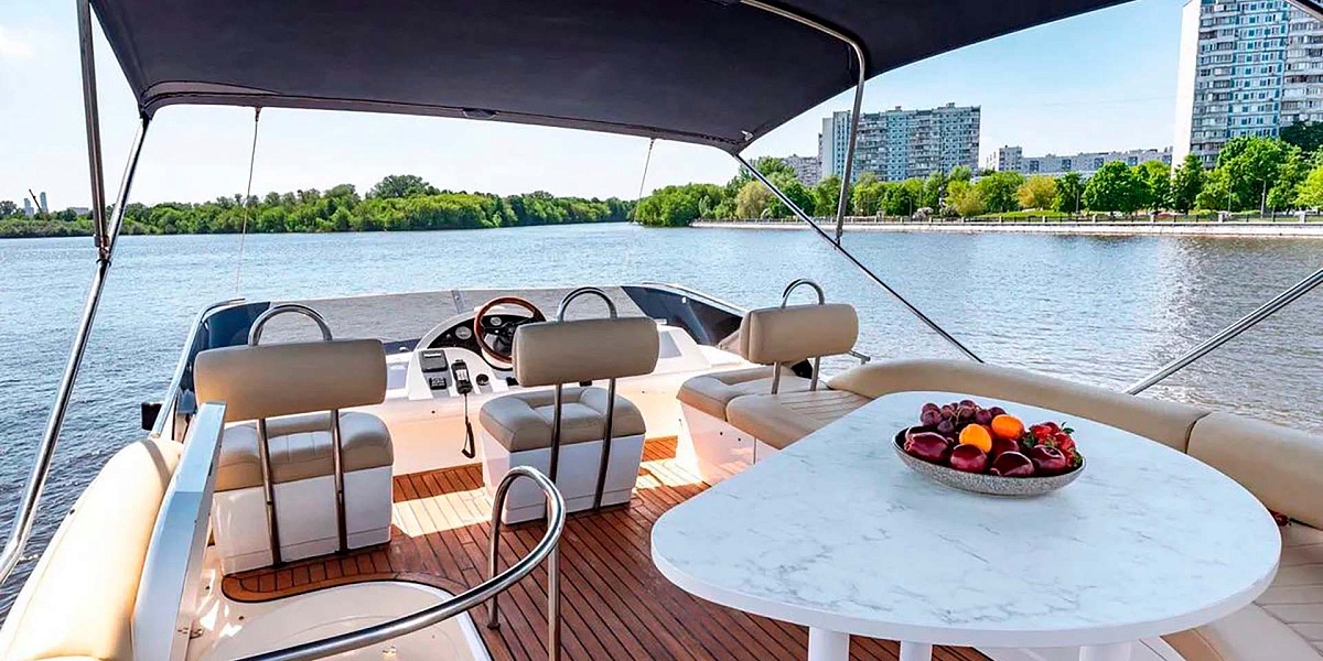 Аренда яхты Fairline Phantom 40 в Москве и Подмосковье - флайбридж
