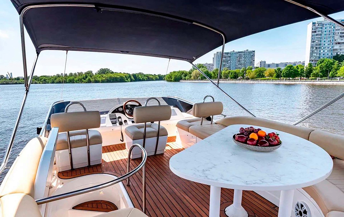 Аренда яхты Fairline Phantom 40 в Москве и Подмосковье - флайбридж