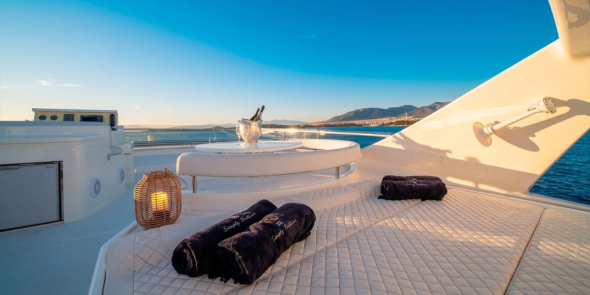 Аренда яхты Ferretti 68 на Миконосе - флайбридж