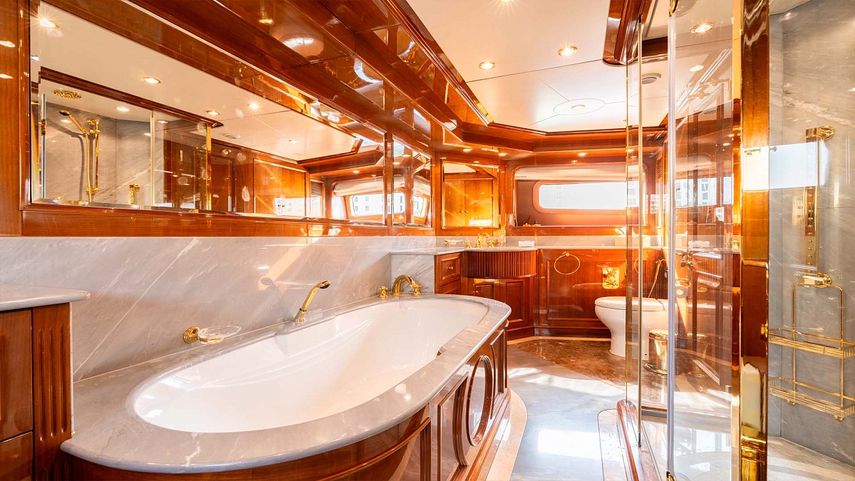 Ванная в мастер-каюте яхты Benetti 115 DXB во Франции