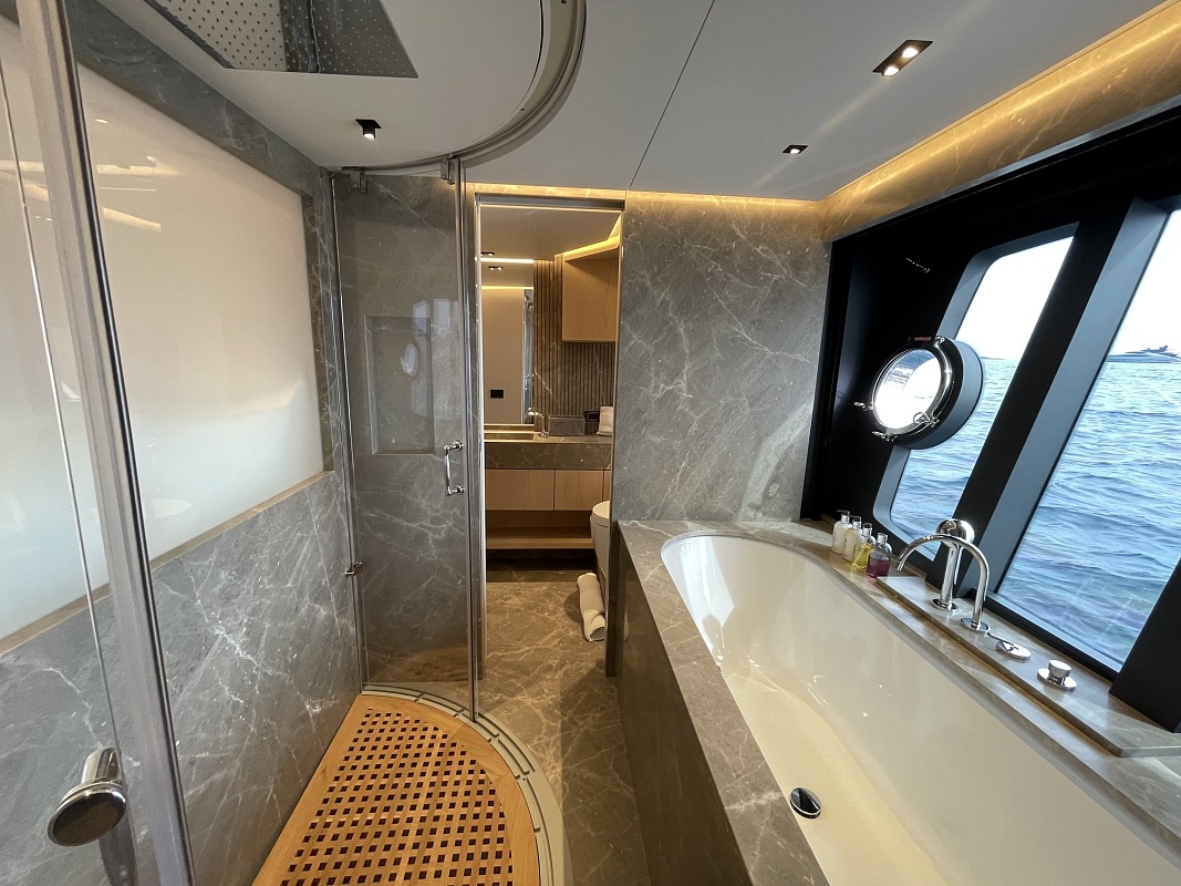 Аренда мега яхты Ferretti 881 во Франции, ванная комната