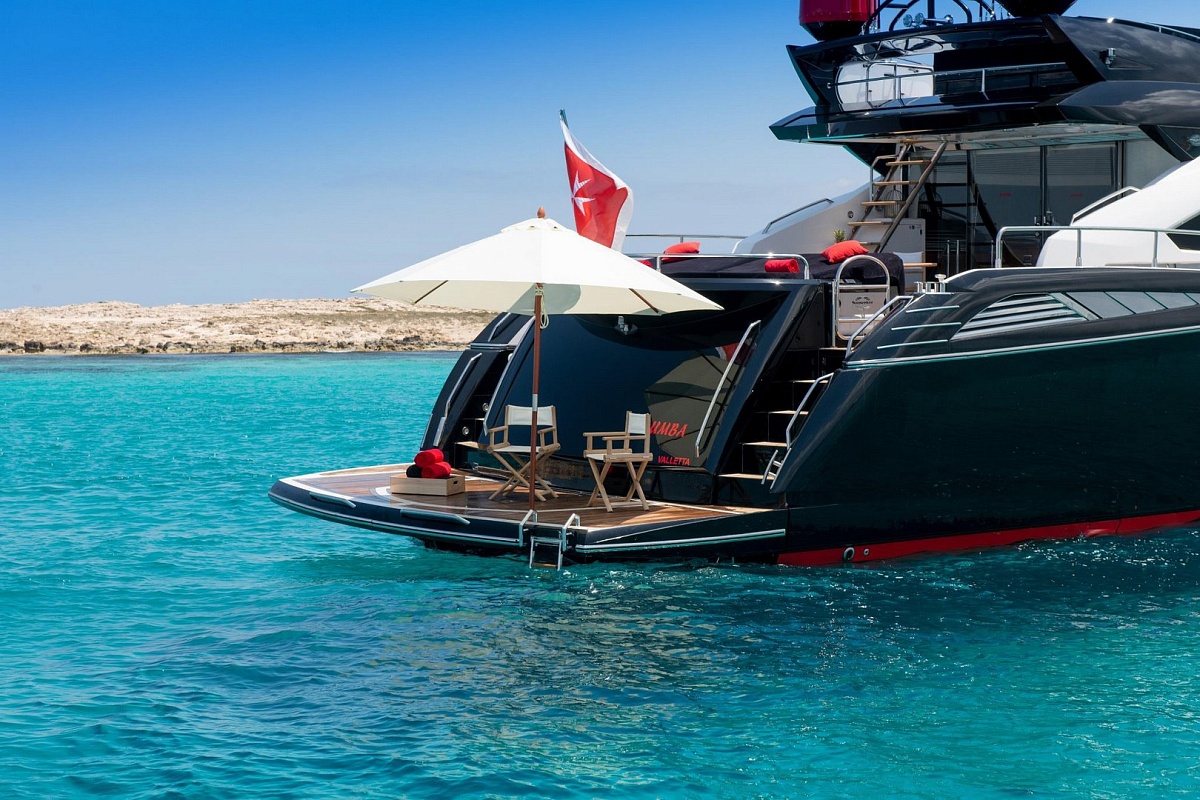 Аренда моторной яхты Sunseeker Predator 84 на Ибице, Балеарские острова - бич клаб на корме