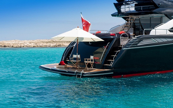 Аренда моторной яхты Sunseeker Predator 84 на Ибице, Балеарские острова - бич клаб на корме