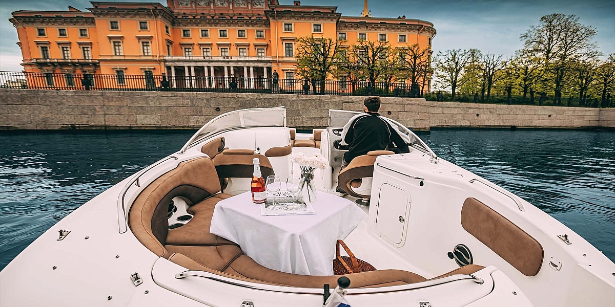 Аренда катера Chaparral Sunesta 254 МАМБА в Петербурге - вид сзади