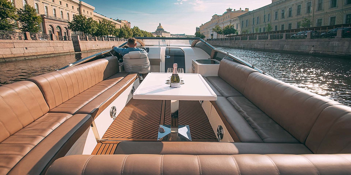 Аренда катера Белуга в Санкт-Петербурге