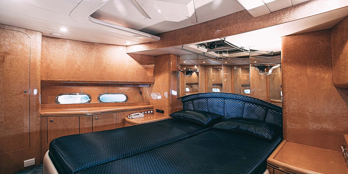 Аренда моторной яхты Elegance 65 в Санкт-Петербурге - vip каюта