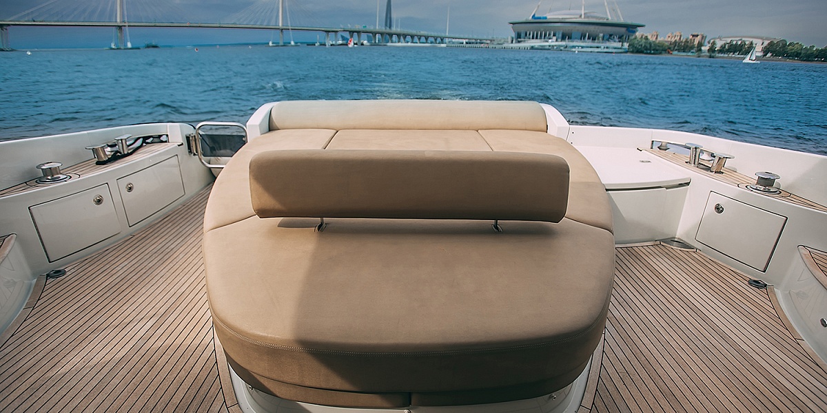 Аренда моторной яхты Azimut 62S в Санкт-Петербурге