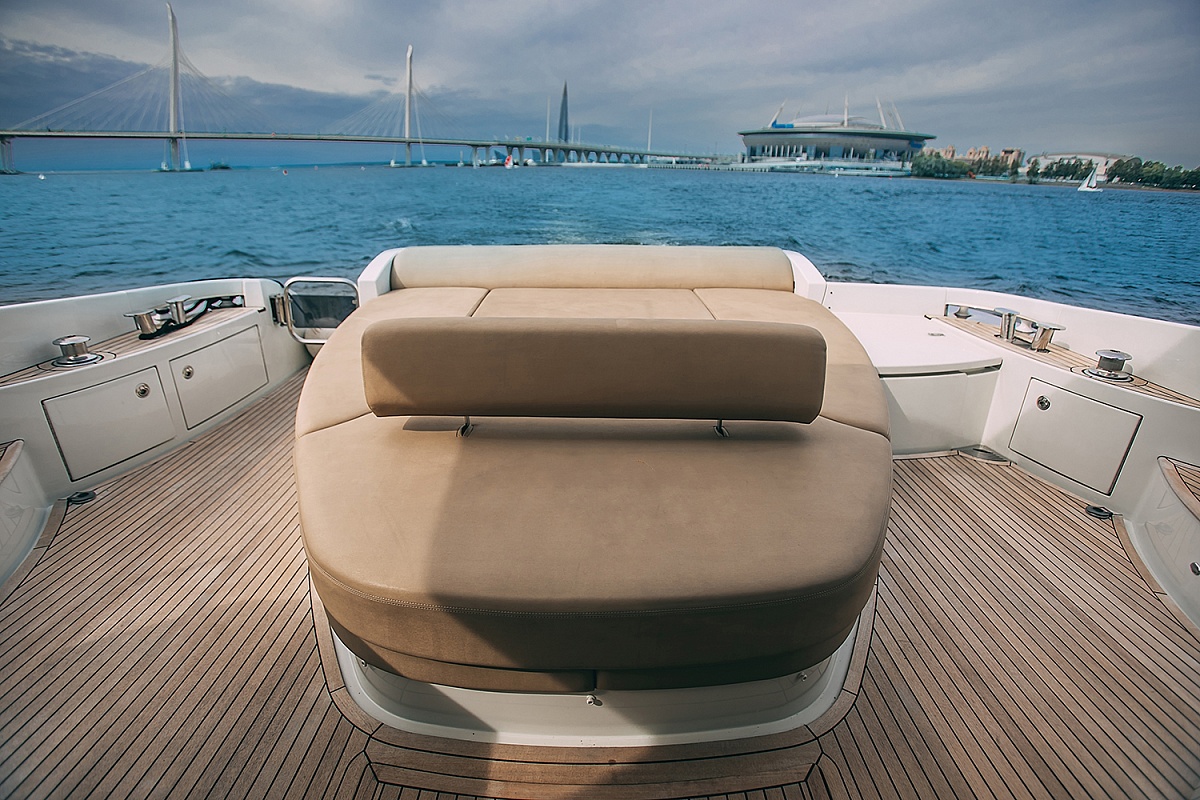 Аренда моторной яхты Azimut 62S в Санкт-Петербурге