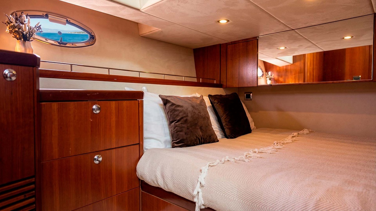 Мастер- каюта в яхте Galeon 440 в Питере