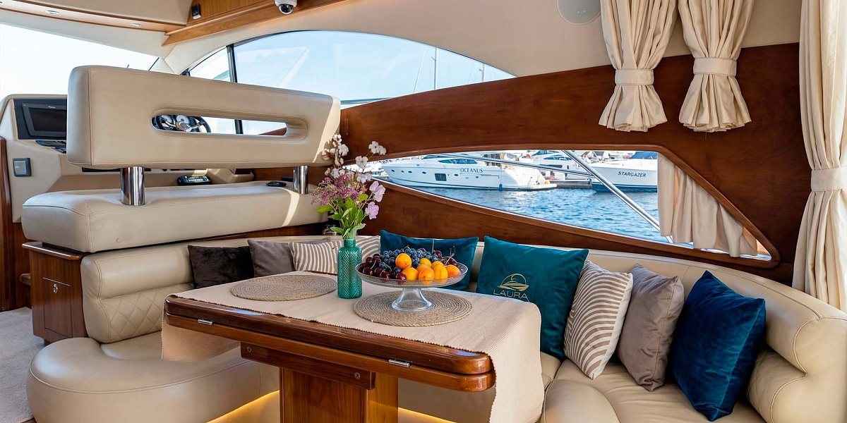 Аренда яхты Galeon 440 в Санкт-Петербурге - салон