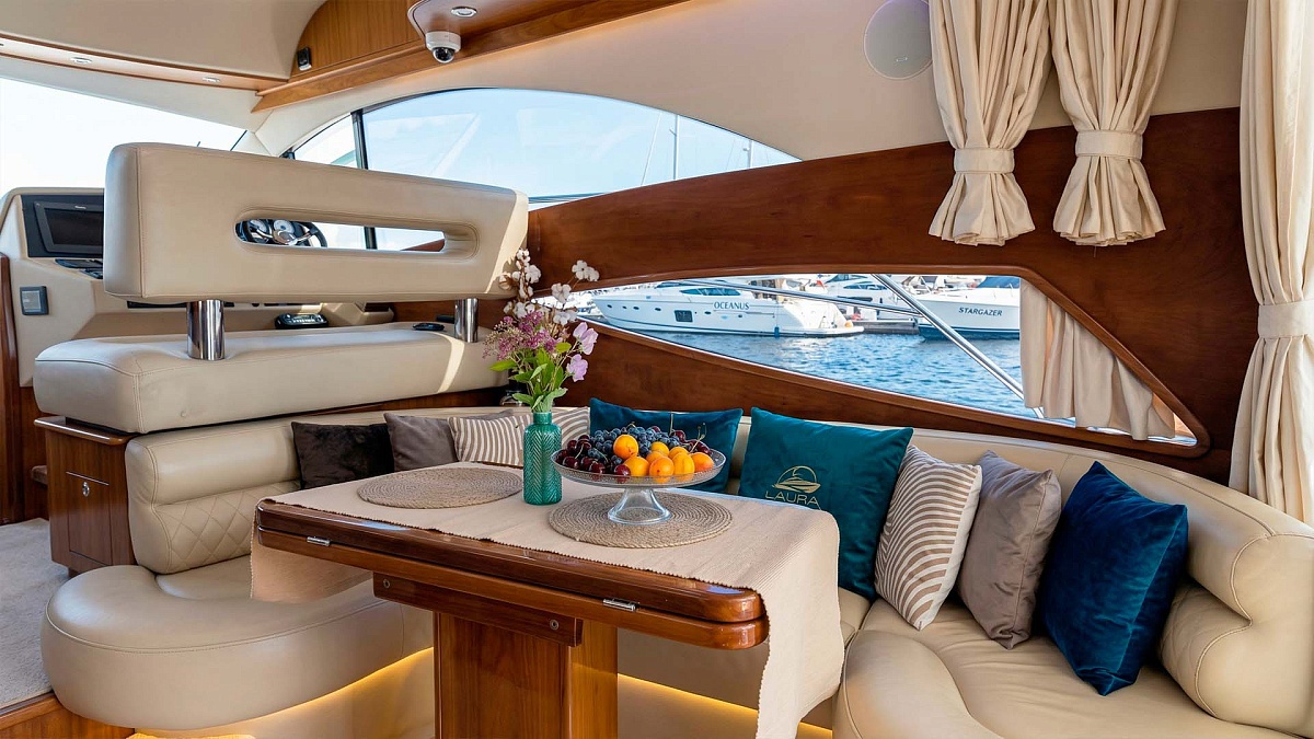 Аренда яхты Galeon 440 в Санкт-Петербурге - салон