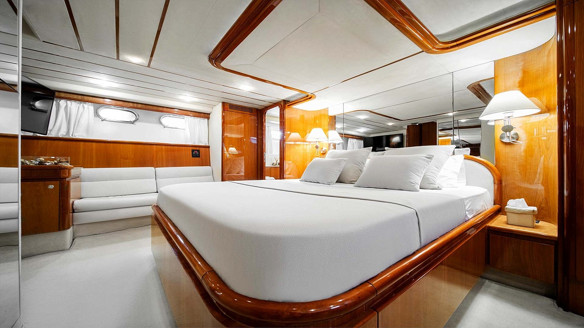 Аренда яхты Ferretti 68 на Миконосе - мастер каюта