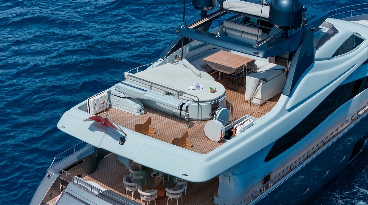 Аренда мега яхты Ferretti 881 во Франции, флайбридж