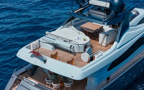 Аренда мега яхты Ferretti 881 во Франции, флайбридж