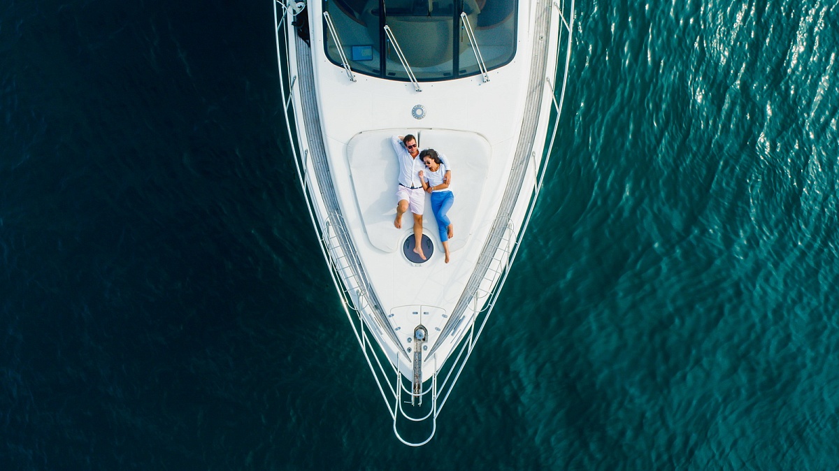 Аренда моторной яхты Azimut 55 MY After 8 на Пхукете, Тайланд - лежаки на носуяхты