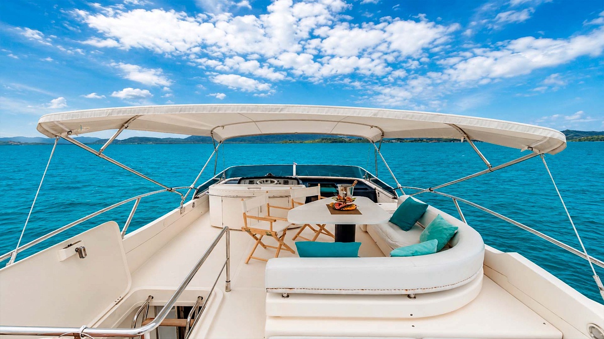 Аренда яхты Riva 70 Aria Blue на Пхукете - флайбридж
