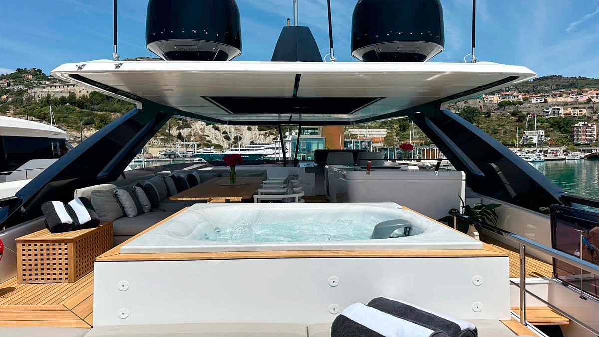 Джакузи на флайбридже Ferretti 860