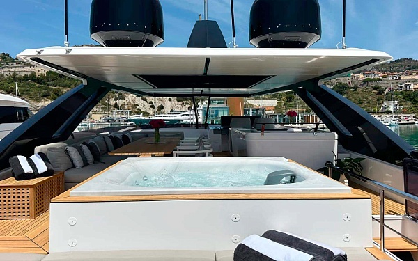Джакузи на флайбридже Ferretti 860
