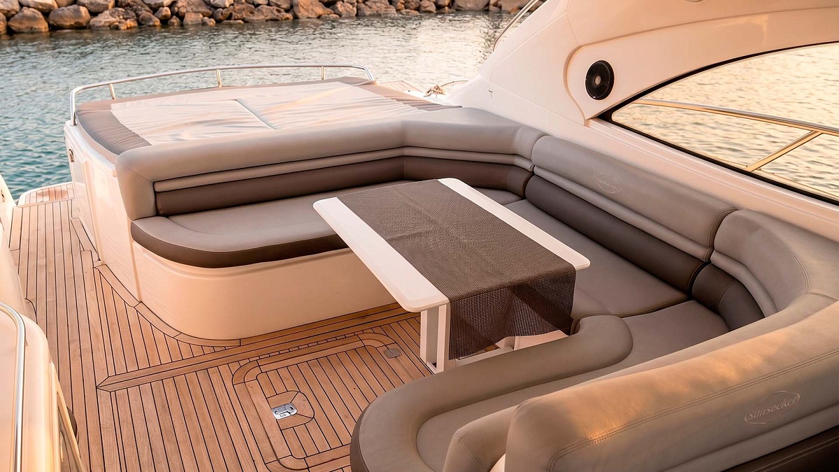 Продажа Sunseeker Camargue 50 в Испании - стол в кокпите
