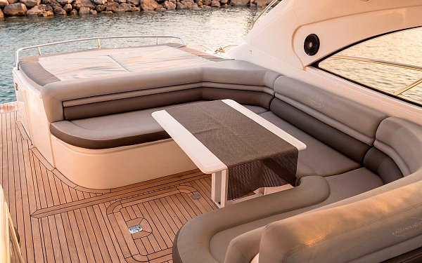 Продажа Sunseeker Camargue 50 в Испании - стол в кокпите