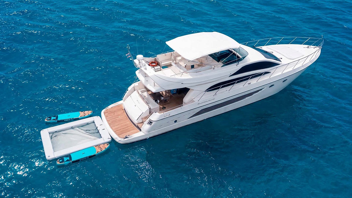 Аренда яхты Riva 70 Aria Blue на Пхукете - бассейн на воде