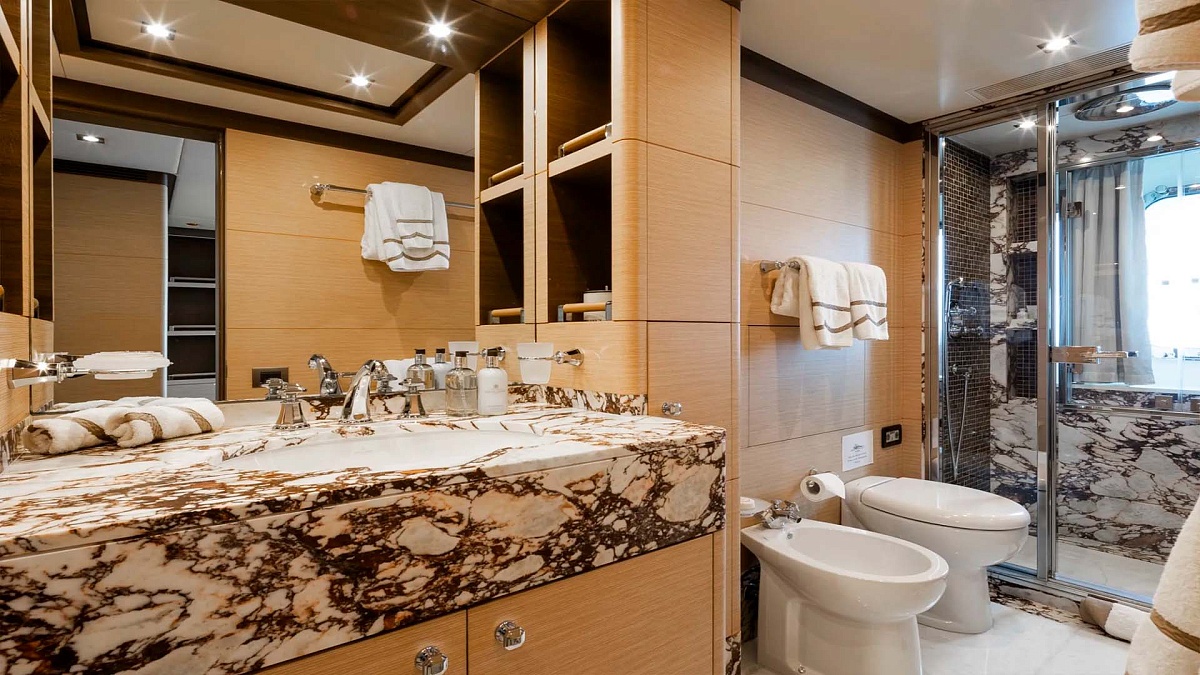 Benetti 140
