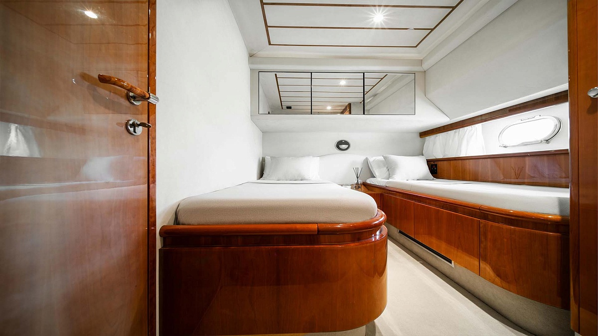 Аренда яхты Ferretti 68 на Миконосе - гостевая каюта
