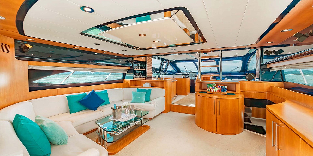Аренда яхты Riva 70 Aria Blue на Пхукете - диван в салоне