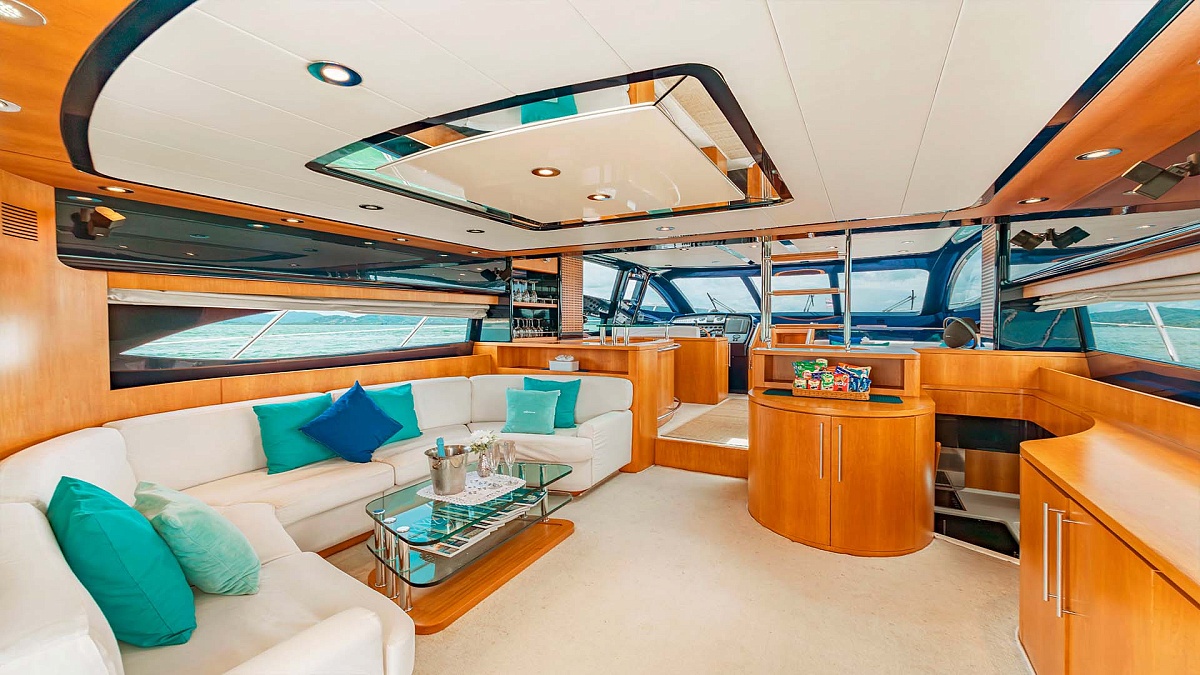 Аренда яхты Riva 70 Aria Blue на Пхукете - диван в салоне
