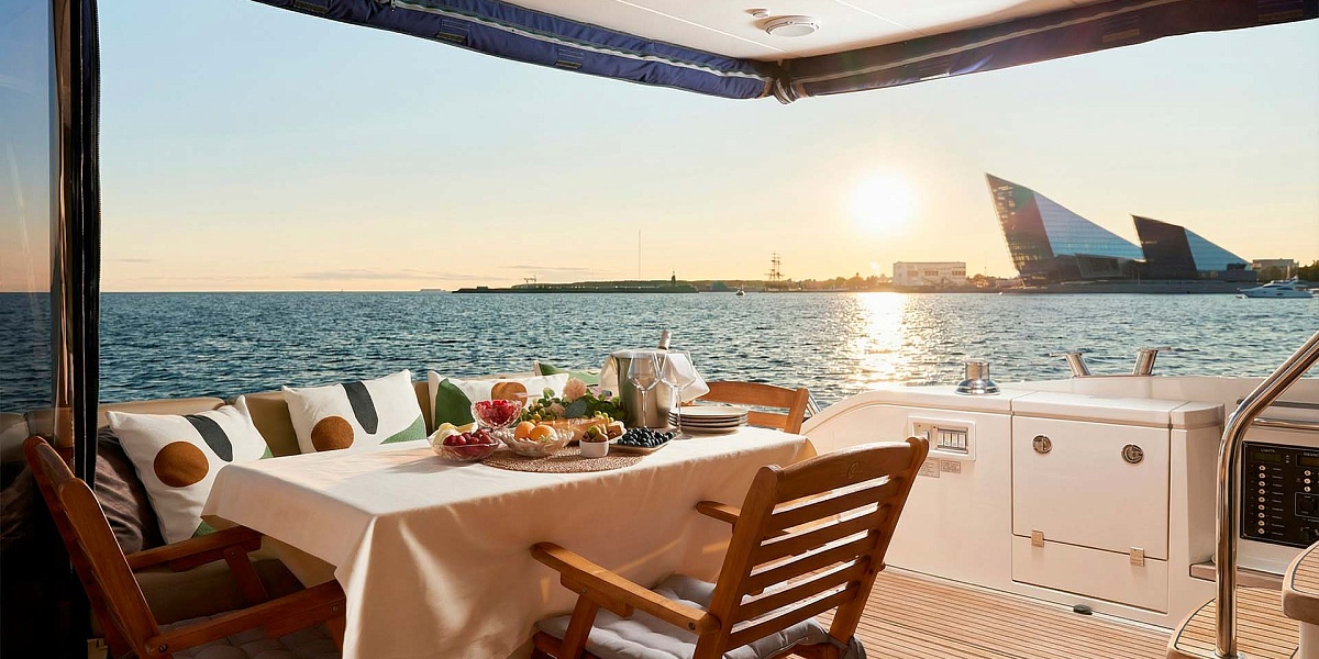 Стол на корме яхты Fairline 65 Squadron