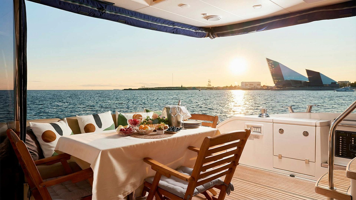 Стол на корме яхты Fairline 65 Squadron