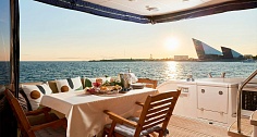 Стол на корме яхты Fairline 65 Squadron