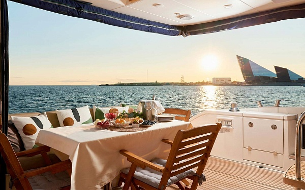 Стол на корме яхты Fairline 65 Squadron