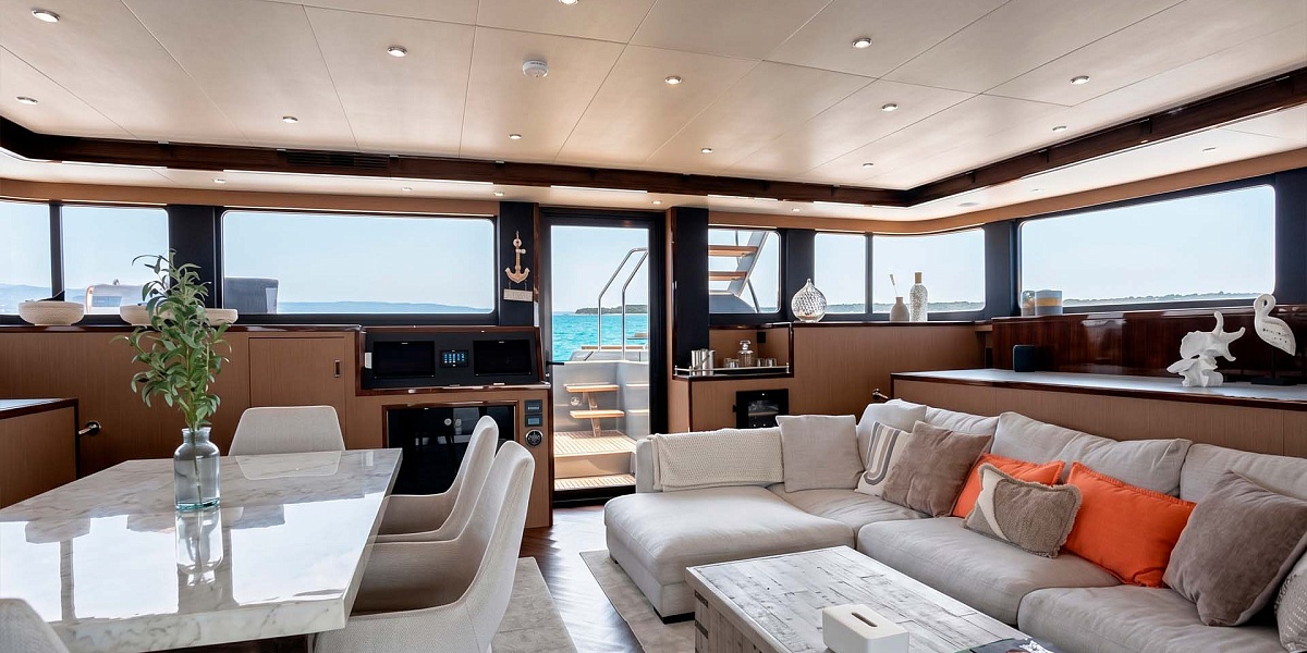 Купить моторный катамаран Floeth Yachts Solstice 67 - диван в салоне