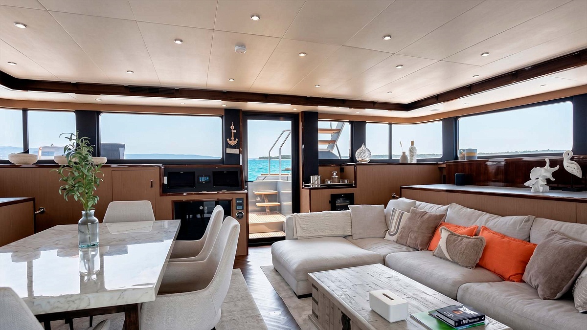 Купить моторный катамаран Floeth Yachts Solstice 67 - диван в салоне