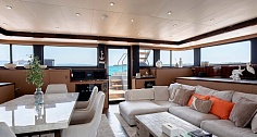 Купить моторный катамаран Floeth Yachts Solstice 67 - диван в салоне