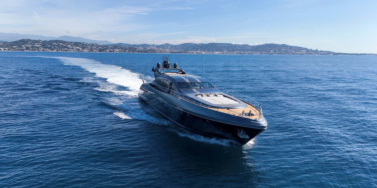 Mangusta 108 JFF глиссирует - аренда мега яхты во Франции: Канны, Ницца, Монако, Сен-Тропе