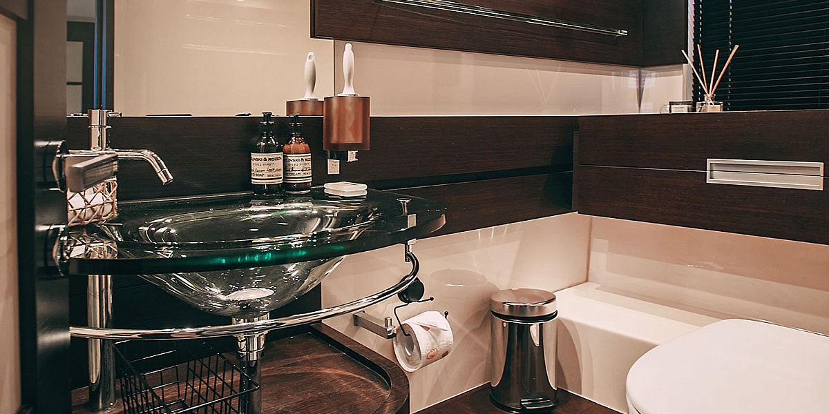 Аренда моторной яхты Azimut 62S в Санкт-Петербурге