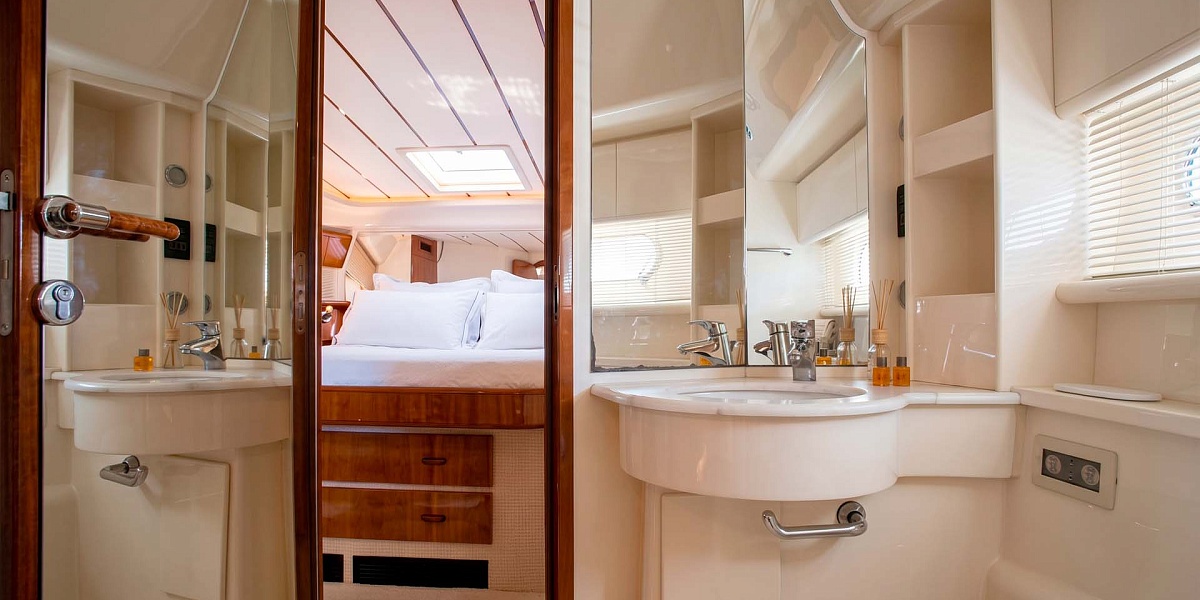 Аренда яхты Ferretti 53 на Миконосе - ванная
