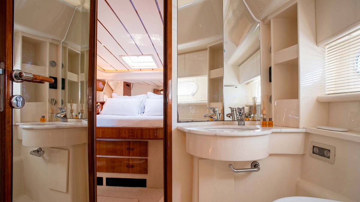 Аренда яхты Ferretti 53 на Миконосе - ванная