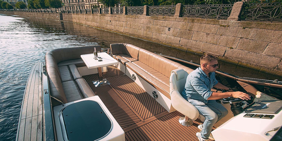 Аренда катера Белуга в Санкт-Петербурге
