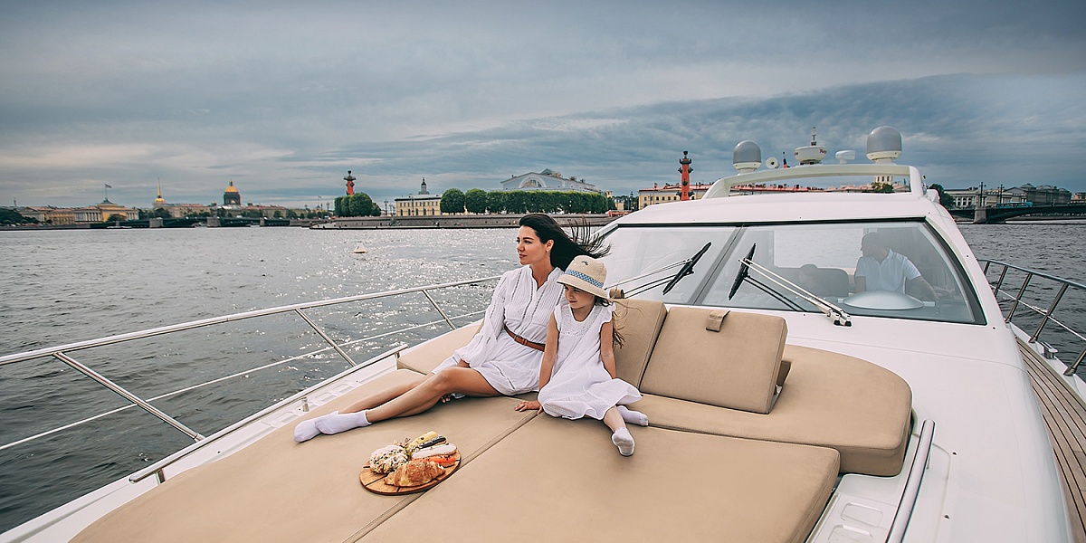 Аренда моторной яхты Azimut 62S в Санкт-Петербурге