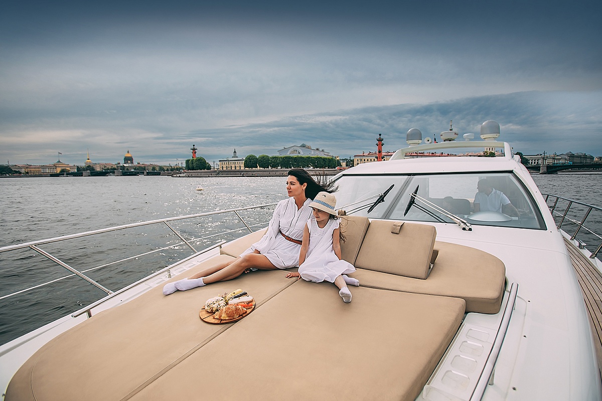 Аренда моторной яхты Azimut 62S в Санкт-Петербурге