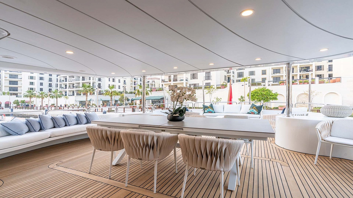 Обеденная зона Al-Fresco на верхней палубе яхты Benetti 115 DXB во Франции