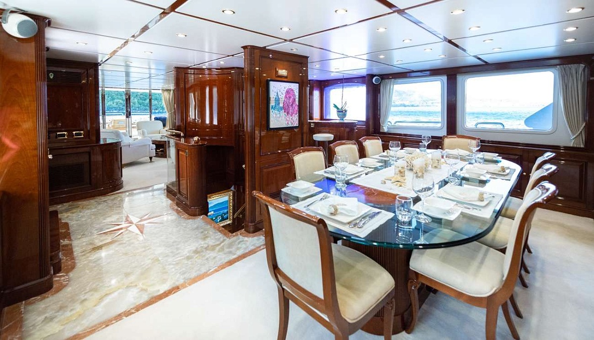 Обеденная зона в салоне яхты Benetti 115