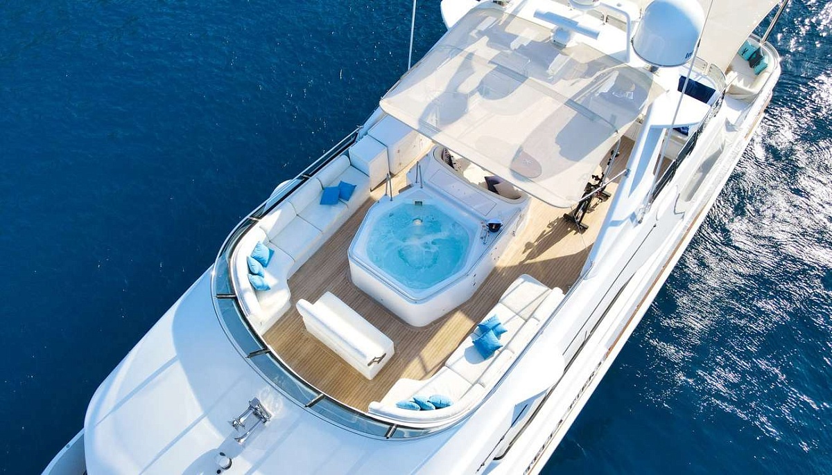 Джакузи на яхте Benetti 115 в Турции