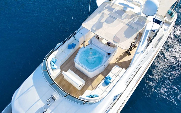 Джакузи на яхте Benetti 115 в Турции