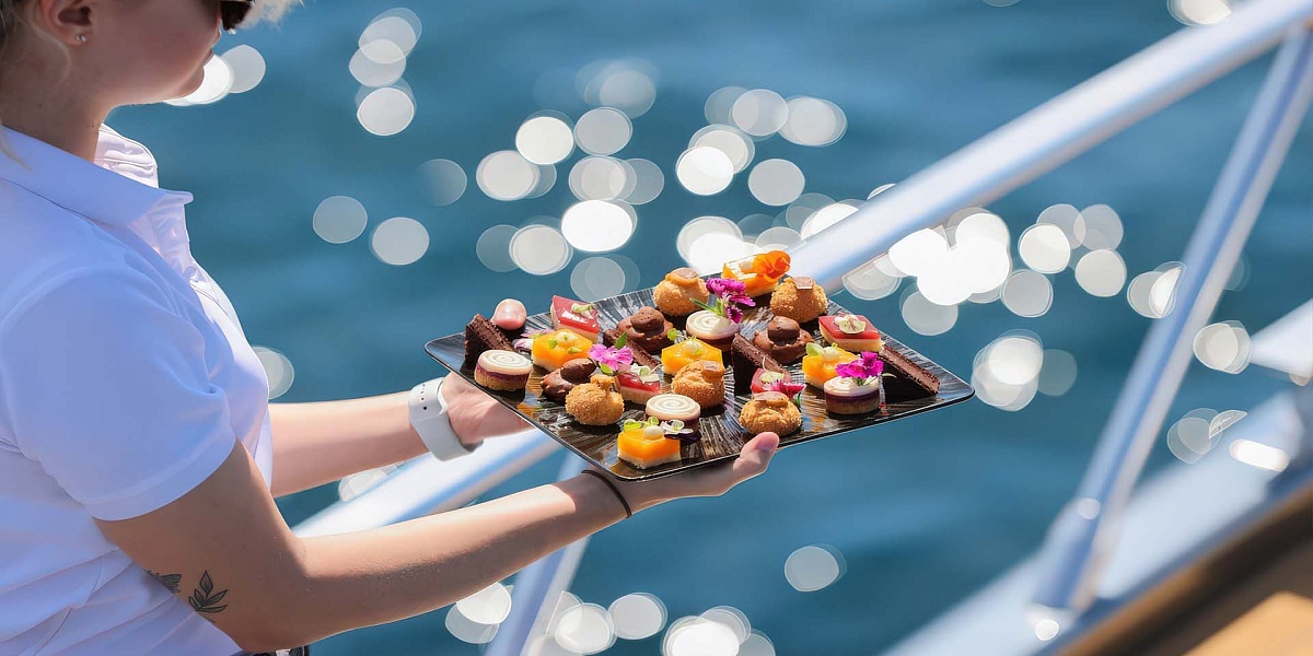 Mangusta 108 JFF ланч на борту - аренда мега яхты во Франции