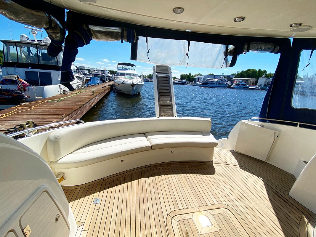 Аренда моторной яхты Sunseeker 44 в Москве - корма