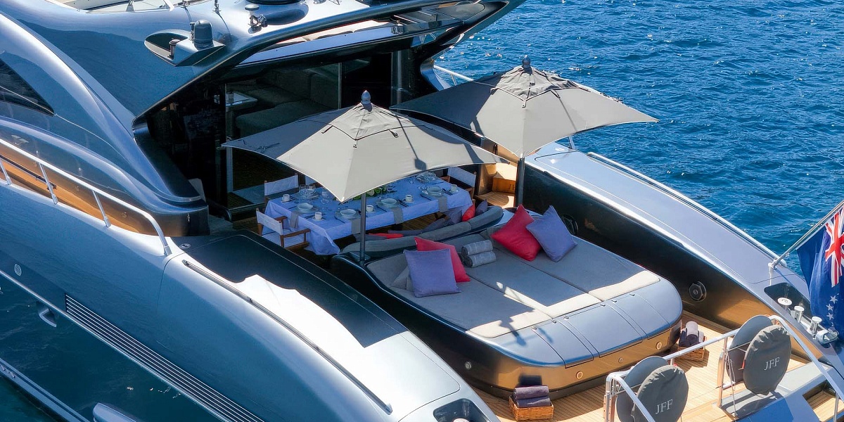 Mangusta 108 JFF стол и лежаки на корме - аренда яхты во Франции